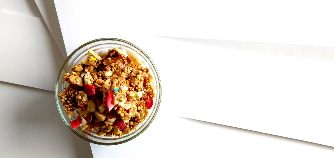 Birthday cake granola op witte ondergrond met strakke lijnen