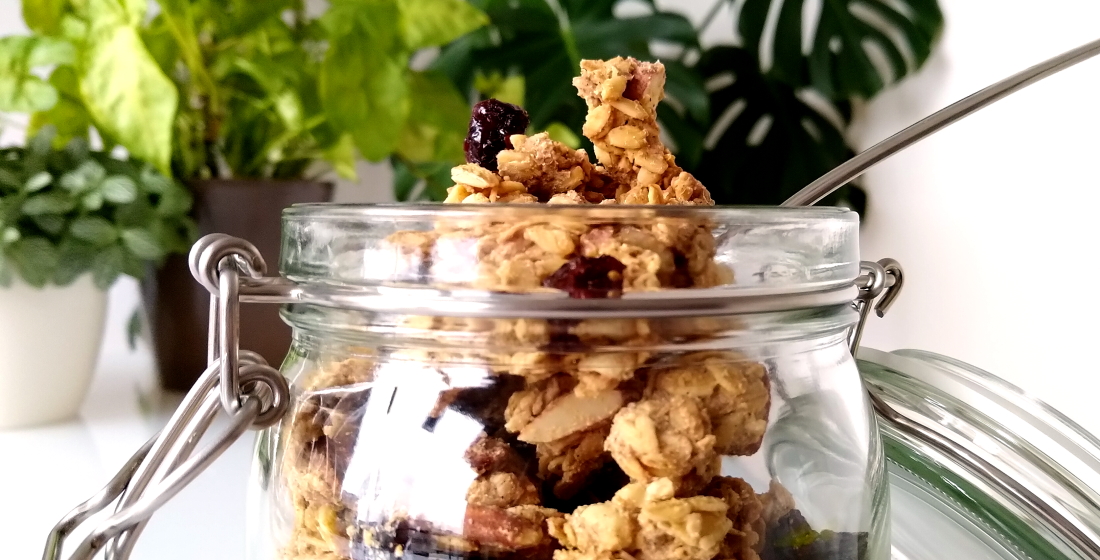 Cashew-sinaasappelgranola met cranberry’s in pot