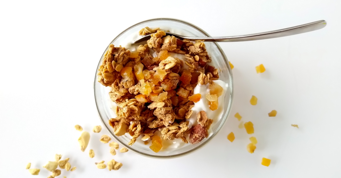 Cashew-sinaasappelgranola met gekonfijte sinaasappel