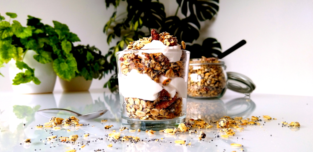 Kokosyoghurt en citroen-maanzaadgranola met stemgember