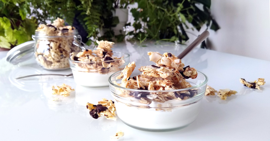 Crispy vanillegranola met pure chocolade met yoghurt