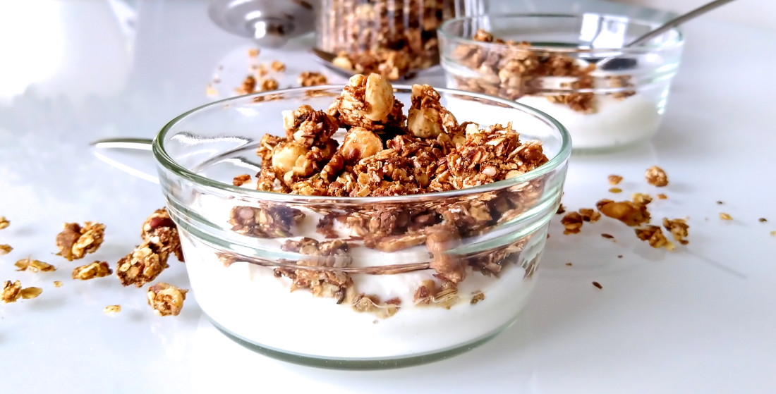 Crunchy granola met een Puur Westerwolds tintje en kefir hangop