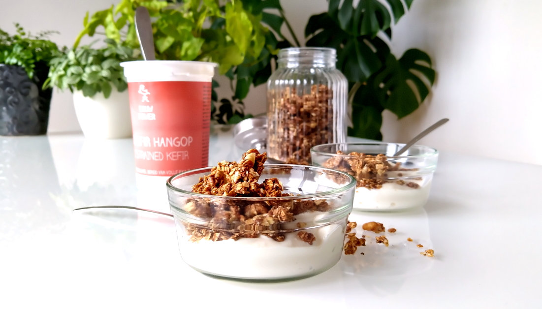 Crunchy granola met een Puur Westerwolds tintje en kefir hangop