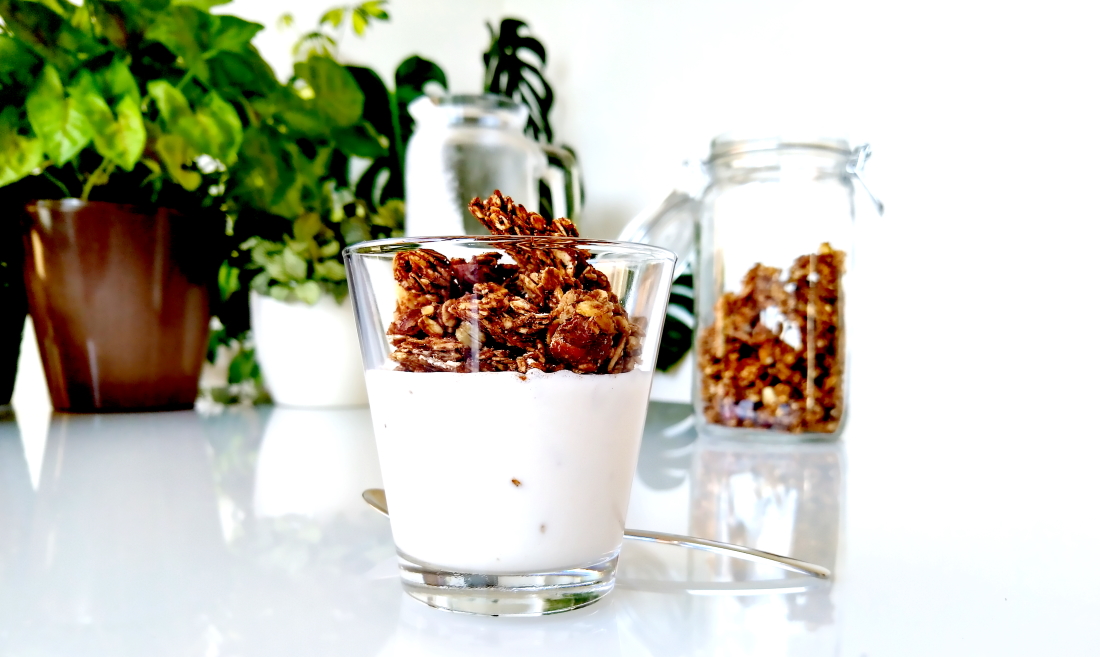 Espresso-hazelnootgranola met kardemom, geserveerd met homemade cashewmelk