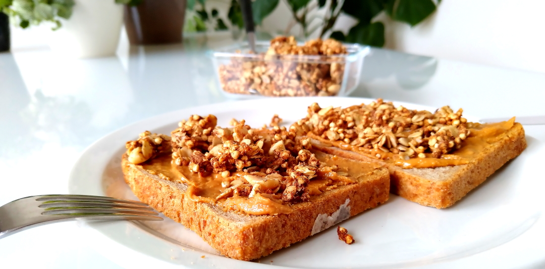 Gepofte quinoagranola met rooibos op een speltboterham met pindakaas