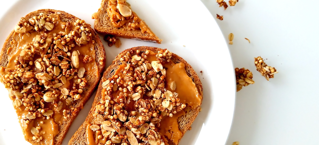 Gepofte quinoagranola met rooibos op speltbrood met pindakaas