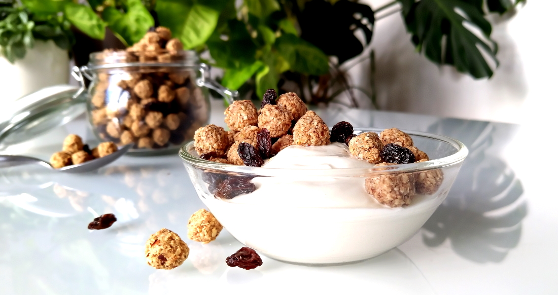 Granola cereal, granola ontbijtgranen met rauwmelkse kefir hangop