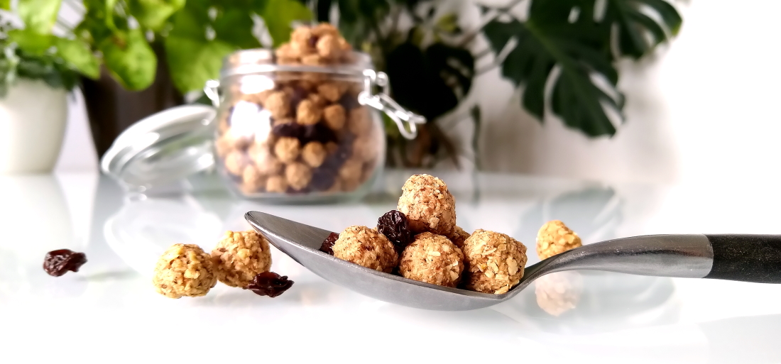 Granola cereal, granola ontbijtgranen op lepel