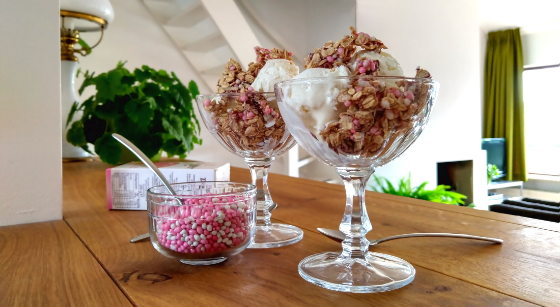 Granola met roze en blauwe muisjes