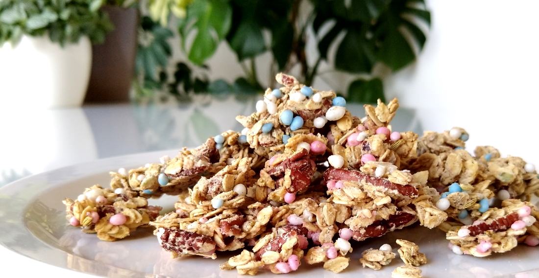 Granola met roze en blauwe muisjes