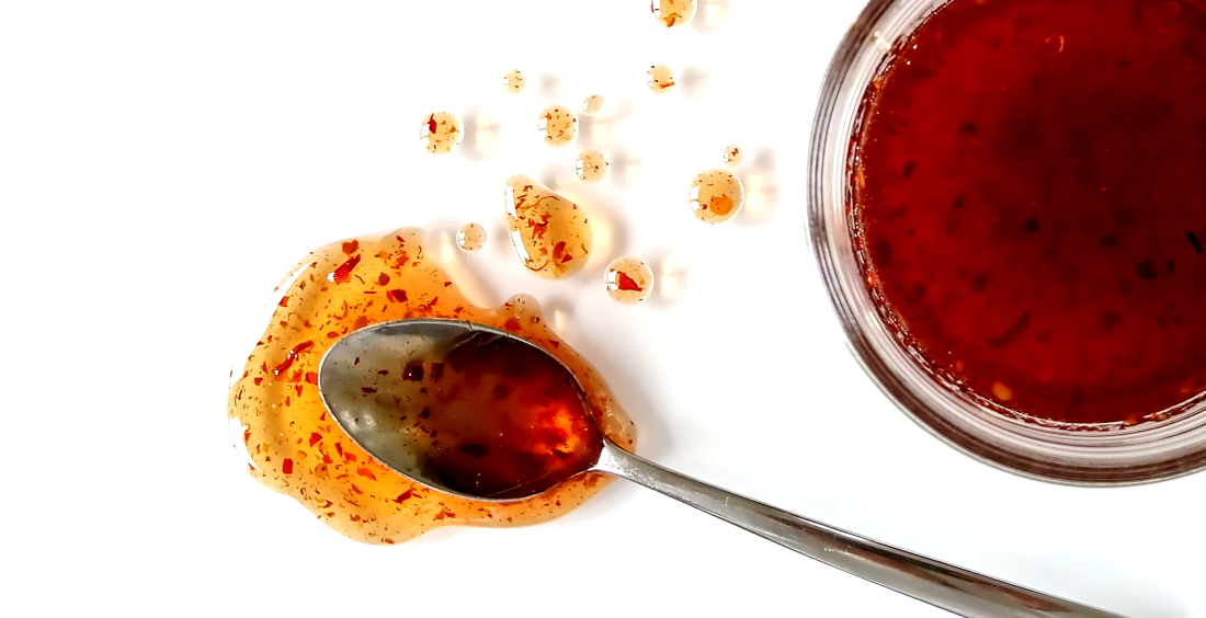 Hot honey, honing met sambal oelek op lepel