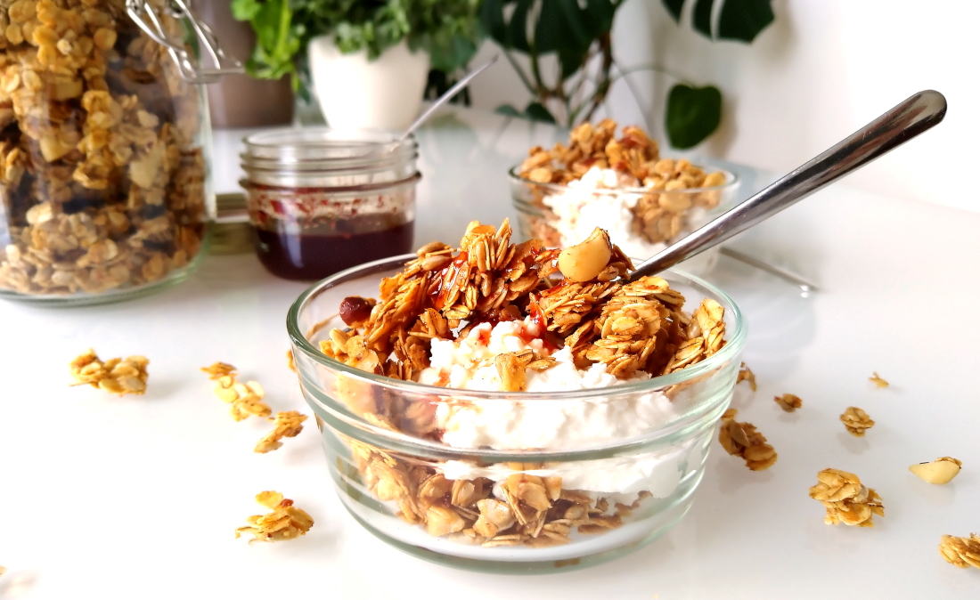 Hot honeygranola met cottage cheese