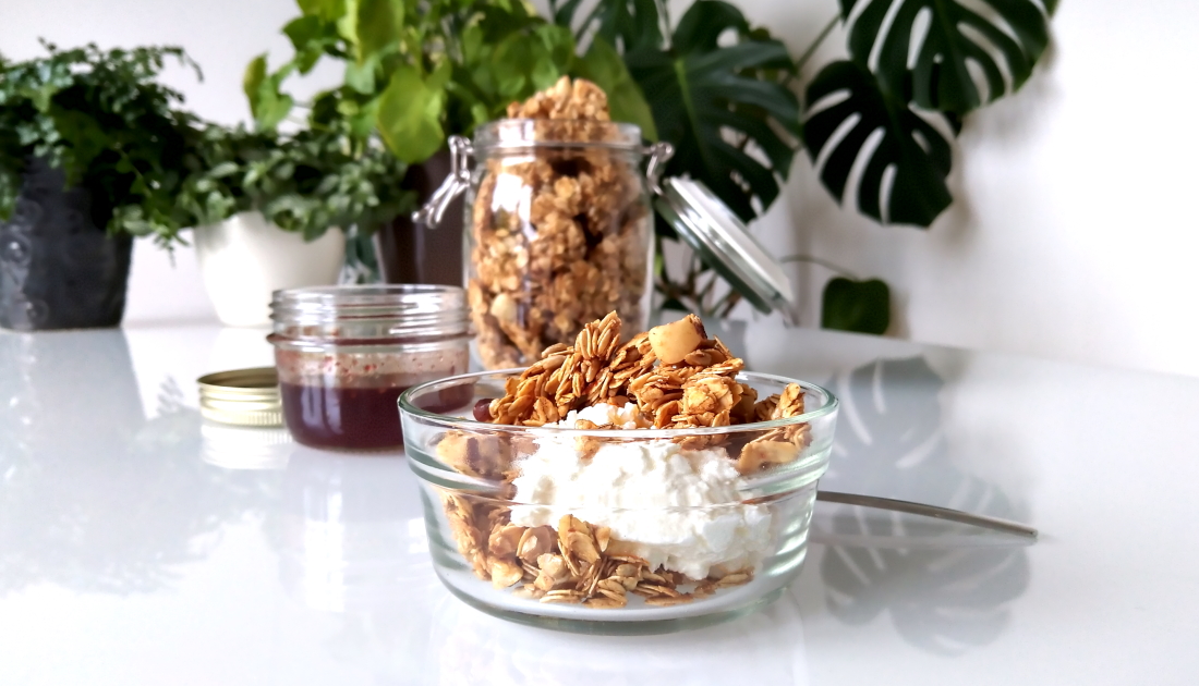 Hot honeygranola met cottage cheese