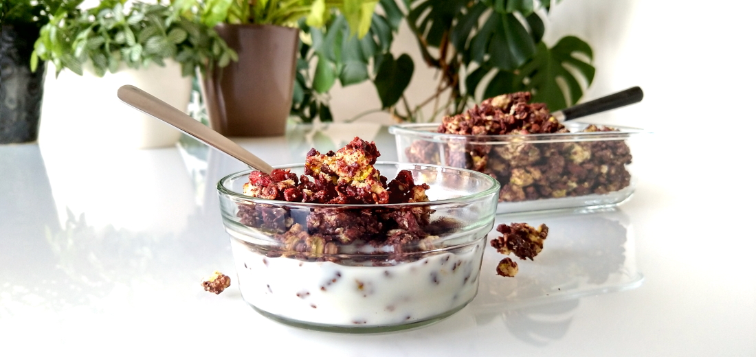 Keto-chocoladegranola met gojibessen en amandelmelk