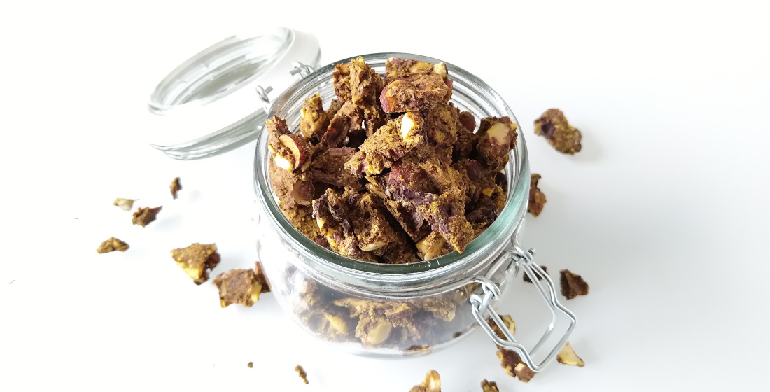 Keto pompoengranola in pot van bovenaf gezien