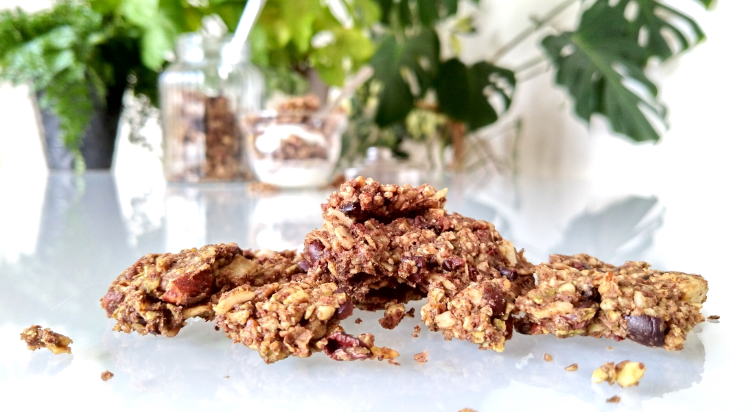 Ketogranola met cacaonibs en speculaaskruiden - close-up