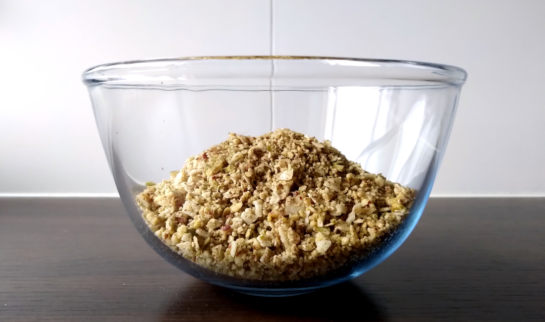 Ketogranola met cacaonibs en speculaaskruiden, gemalen noten