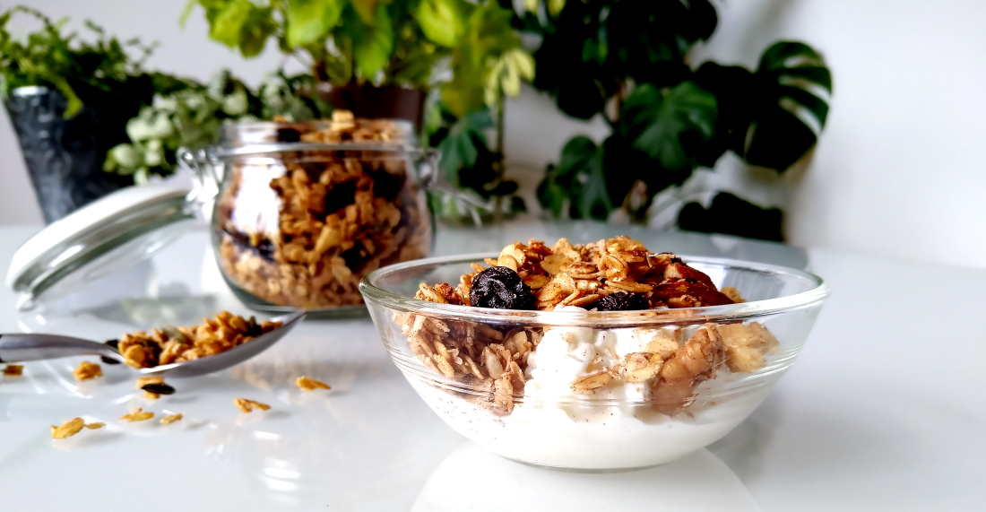 Klassieke havergranola met rozijnen en cottage cheese