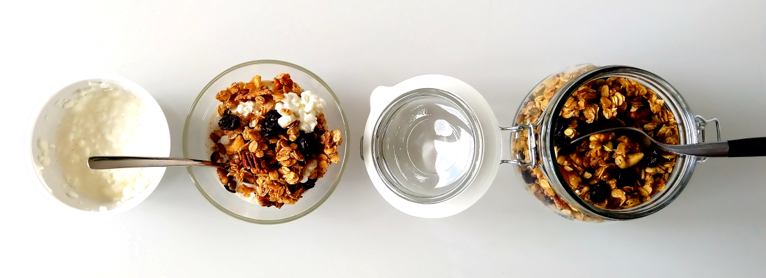 Klassieke havergranola met rozijnen en cottage cheese in birdview