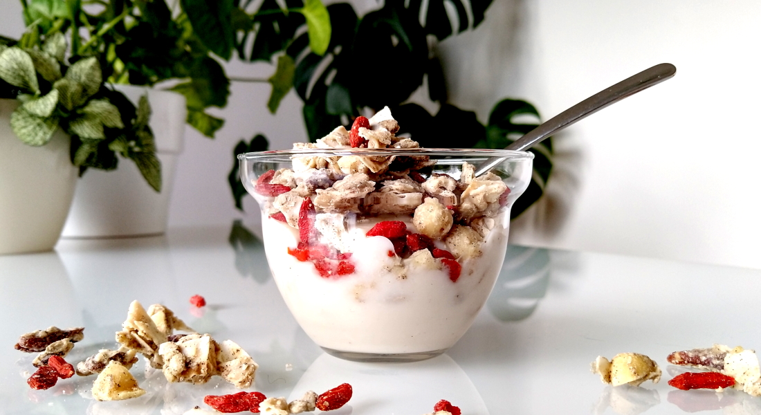 Kokos-vanillegranola met gojibessen met cashewyoghurt