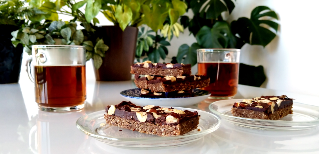 ‘Nutella’ granolarepen met chocoladefudge en een kop thee