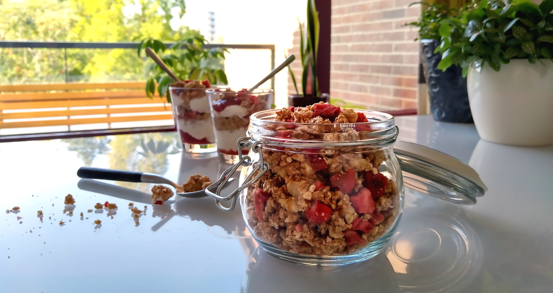 PB&J granola met pindakaas en aardbei in pot