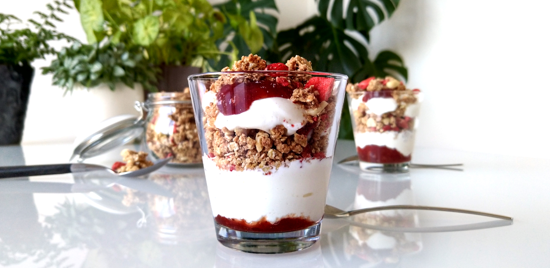 PB&J granola met yoghurt en aardbeienjam