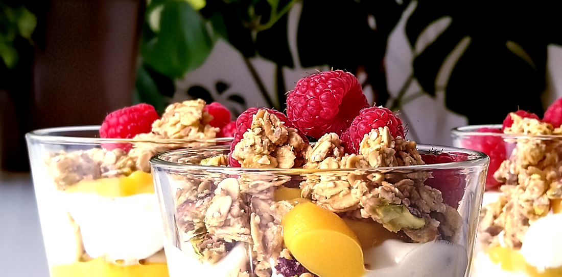 Pistachegranola met advocaat in een laagjesdessert