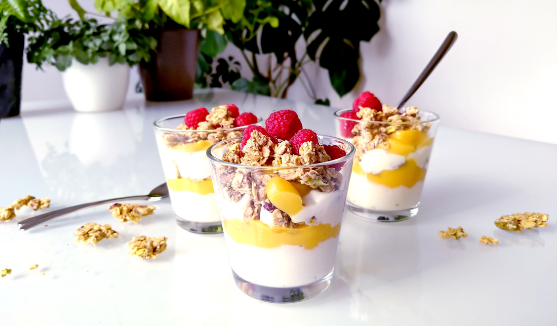 Pistachegranola met advocaat in een laagjesdessert met witte chocolade-yoghurtmousse, advocaat en frambozen