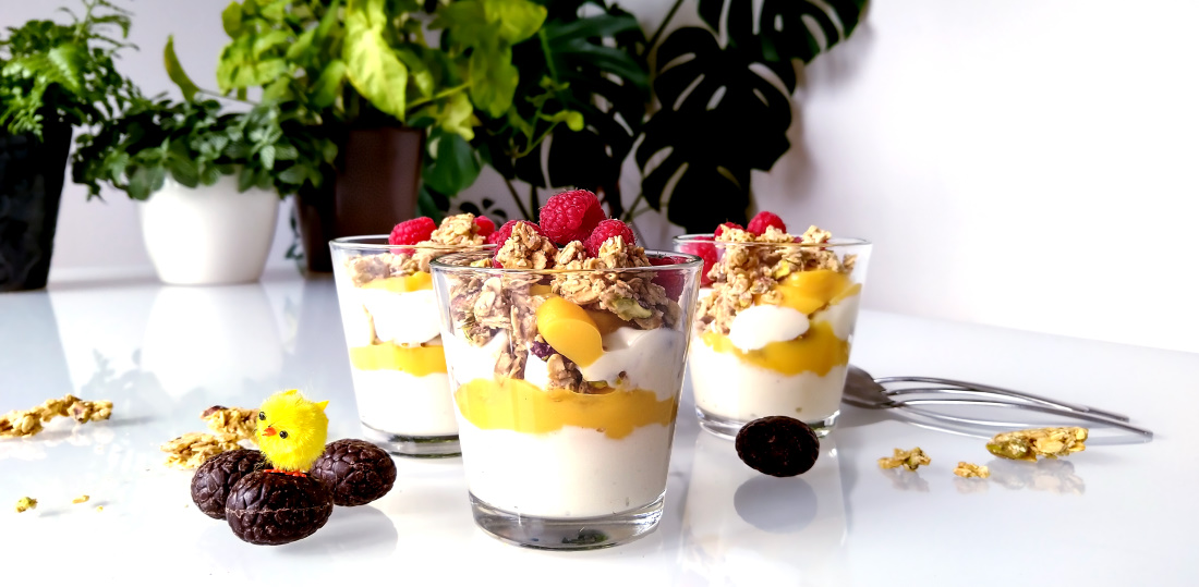 Pistachegranola met advocaat met paaskuiken en chocolade paaseitjes