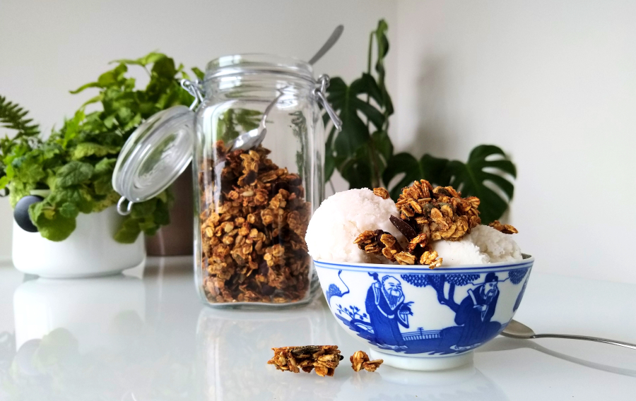 Rozemarijngranola met cacaodruppels op vanilleijs