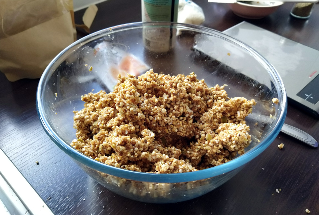 Sinaasappel-kardemomgranola met tijgernotenmeel in de maak