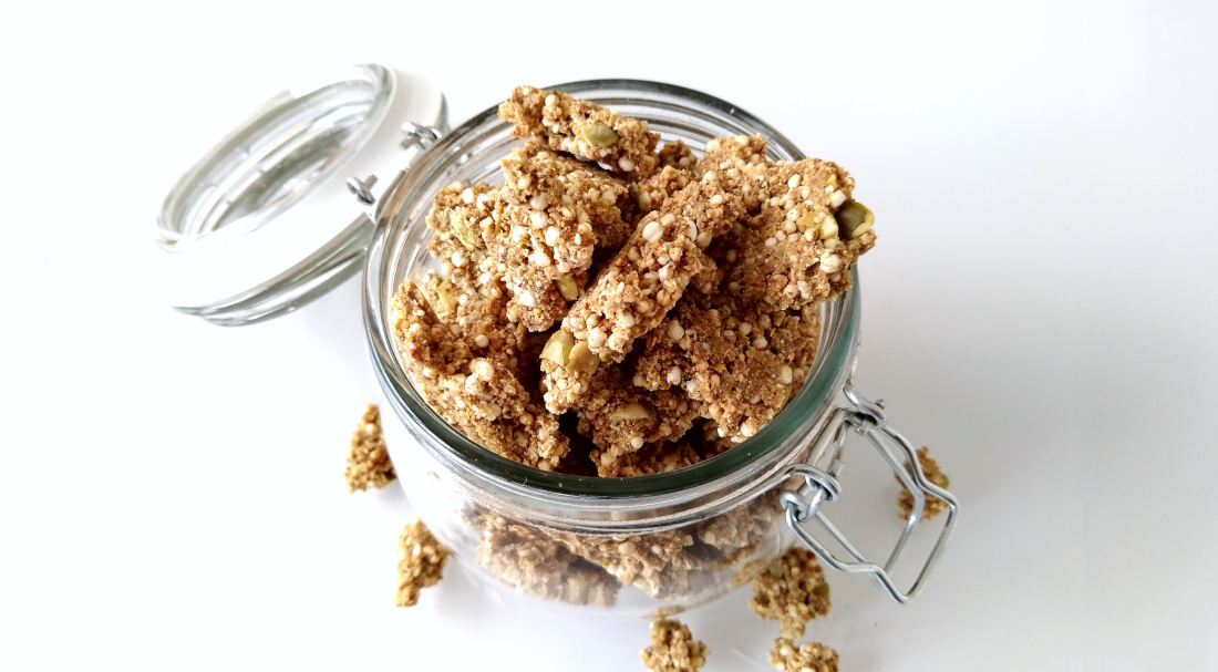Sinaasappel-kardemomgranola met tijgernotenmeel in een pot in birdview