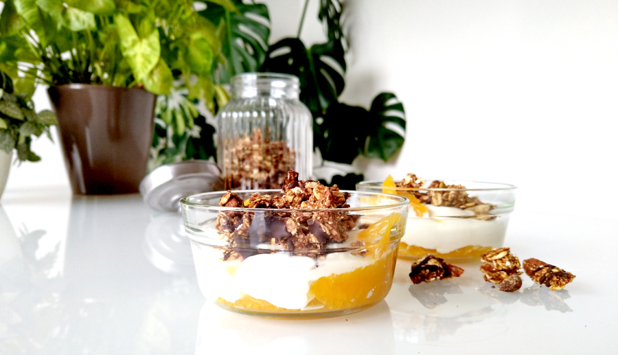 Speculaasgranola met mandarijn en chocola, geserveerd met yoghurt en sinaasappel