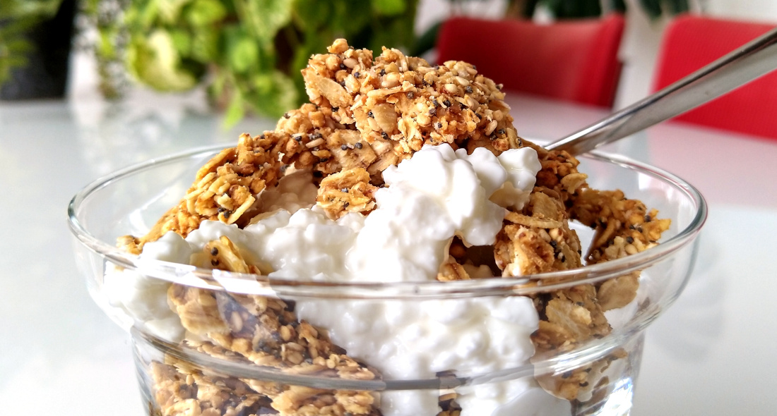 Tahingranola met miso, geserveerd met cottage cheese, close-up