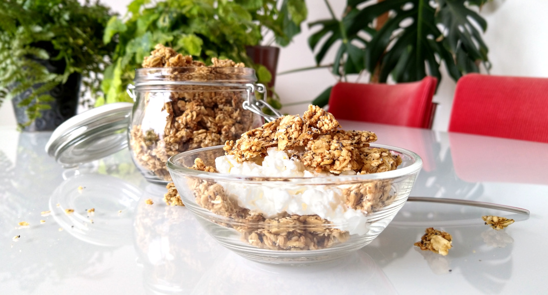 Tahingranola met miso, geserveerd met cottage cheese