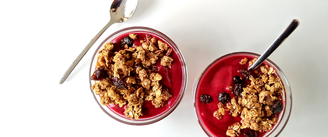 Walnootgranola met kruidnagel en cranberry’s close-up