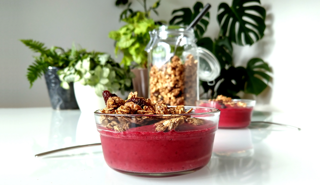 Walnootgranola met kruidnagel en cranberry’s - met biet-kers-pruim-gembersmoothiebowl